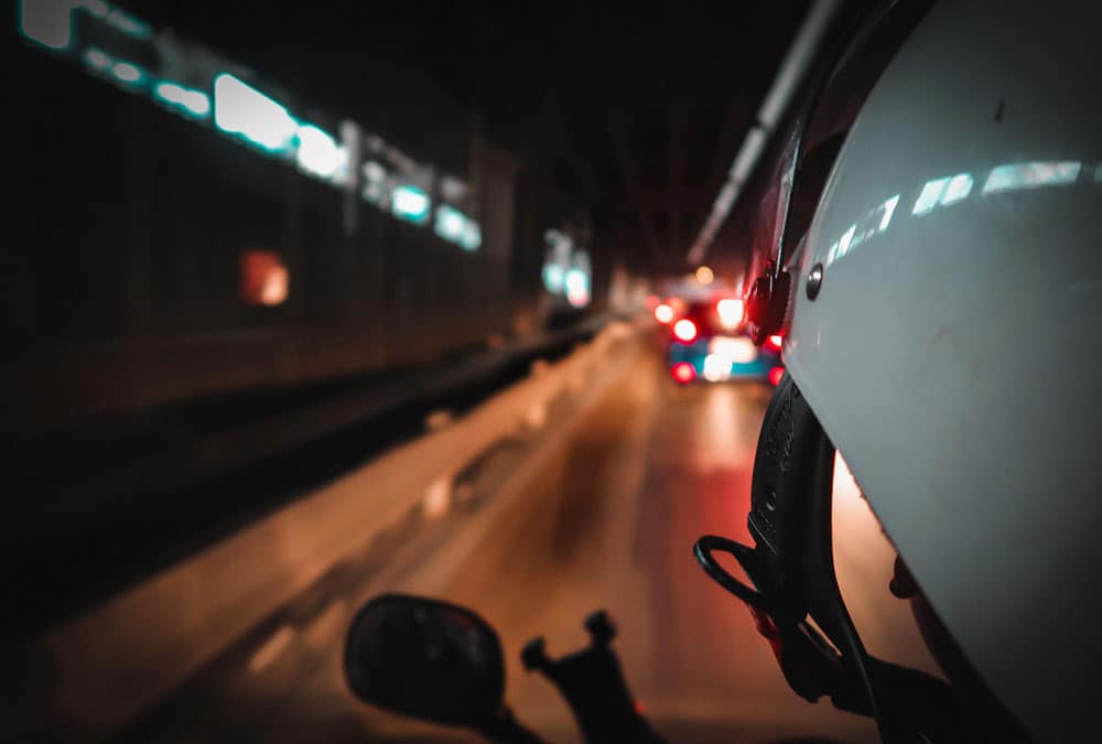 Vue du casque du pilote, un Niu MQi+ Sport dans un tunnel de Paris