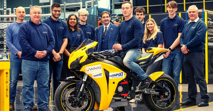 L'équipe d'étudiants de l'université de Warwick pose à côté de leur moto électrique.
