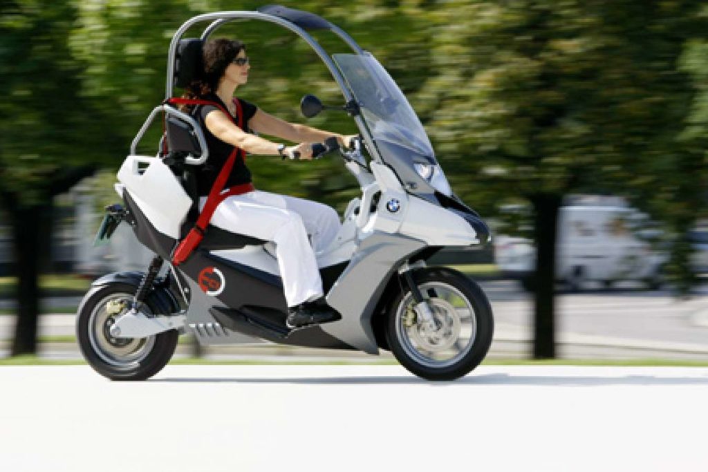 Le BMW C1 en train de rouler