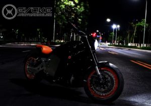 l'Evoke Motorcycles 6061 à l'arrêt, dans une rue, de nuit
