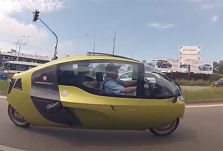 Un prototype de la MonoRacer130E sur la route.