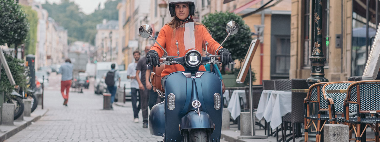 Le Pink Mobility Pink Style Plus Bleu dans les rues de Paris