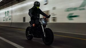 La Droog Moto et son pilote dans un tunnel