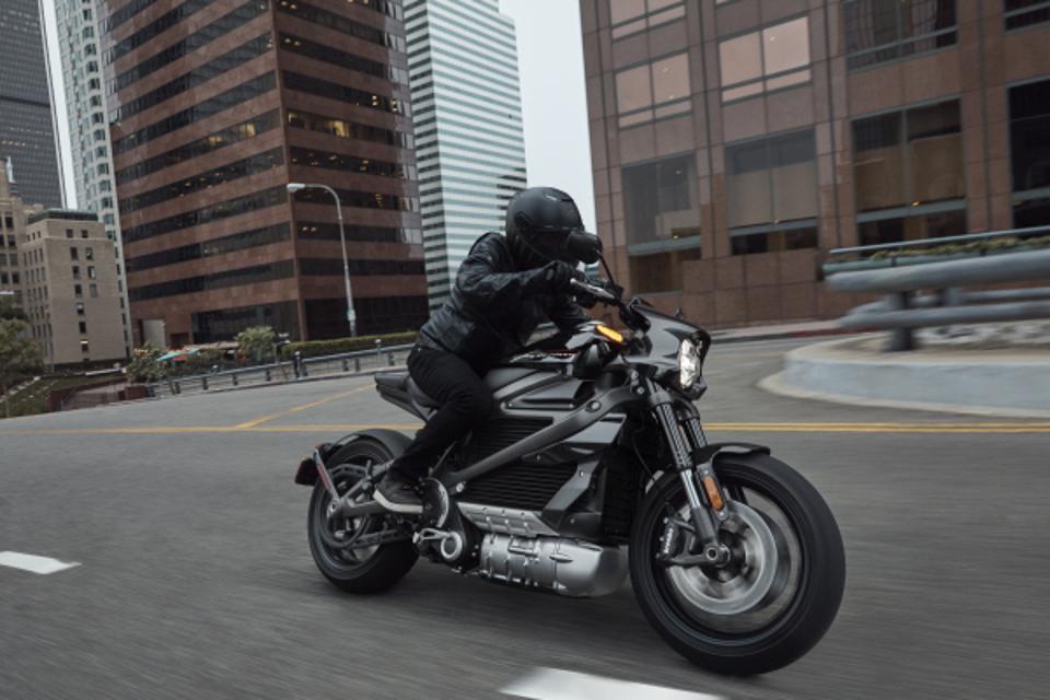 La Harley Davidson Livewire et son pilote dans les rues d'une grande ville nord américaine