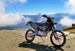 La Tacita cross, en haut du plateau d'une montagne