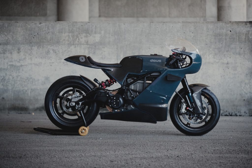 deus ex machina zero custom sous un pont