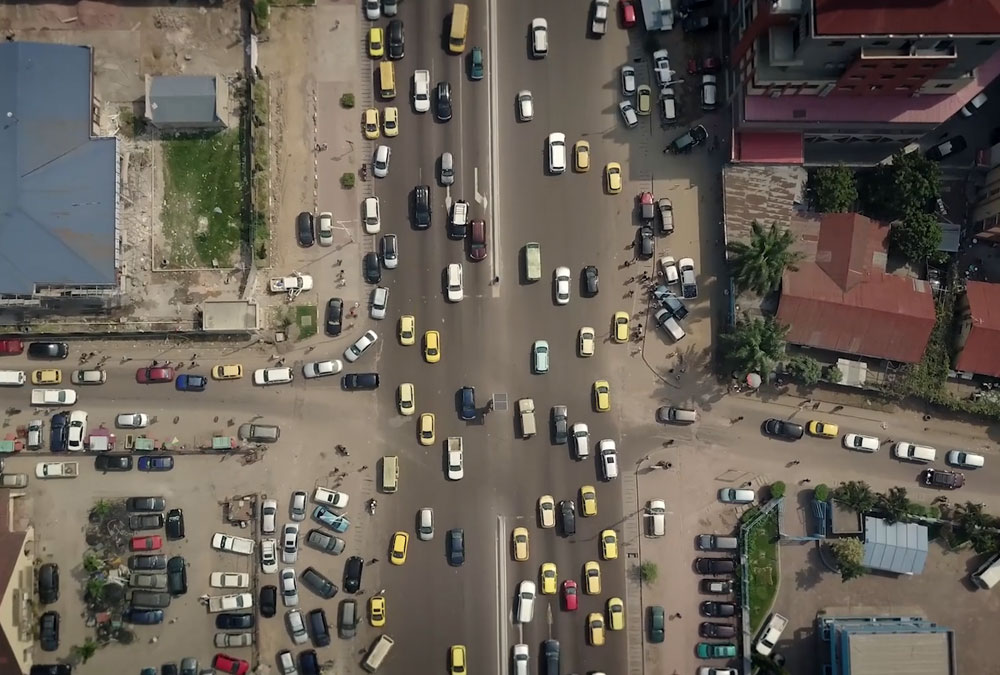 Carrefour d'une ville en afrique, vu du ciel