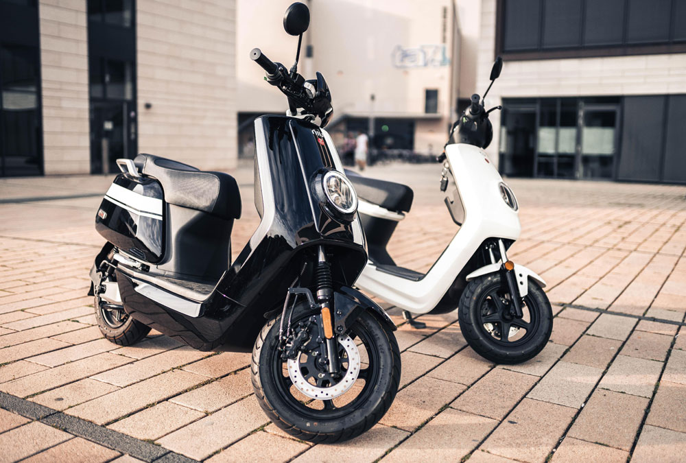 Deux scooters électrique Niu garés dans une rue