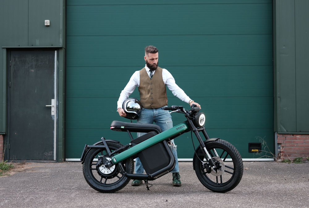 brekr bleu avec un hipster dans une porte de garage