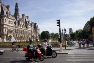 Deux scooters arrêtés au feu dans Paris