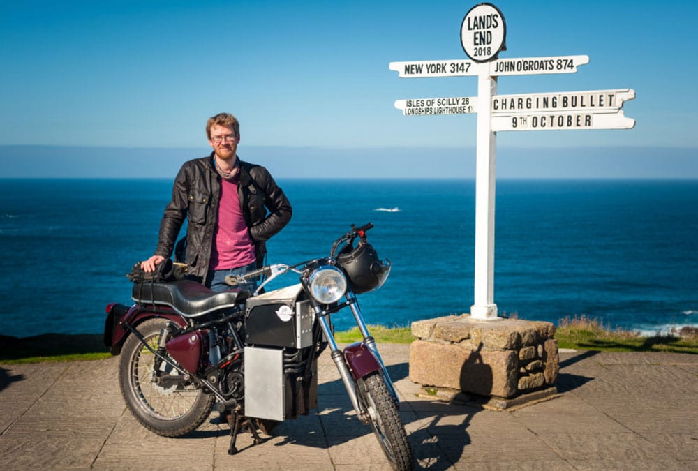 La Charging Bullet, une Royal Enfield électrique, près de la mer