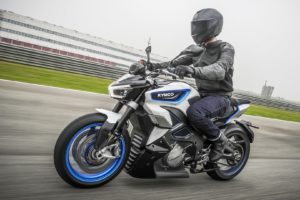 La Kymco RevoNEX en train de rouler