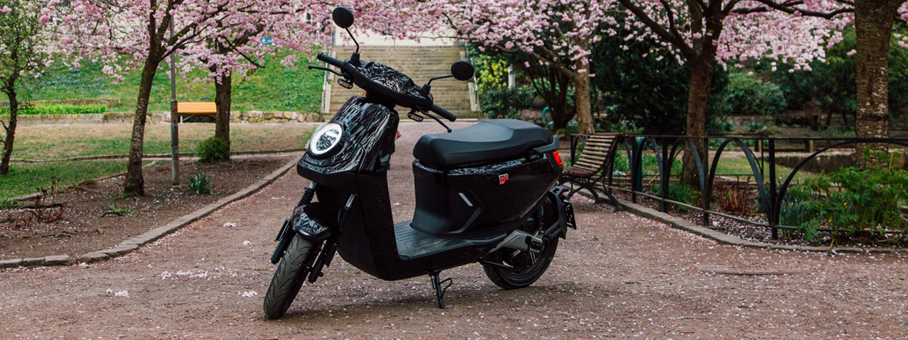 Le Niu MQi GT garé dans un parc