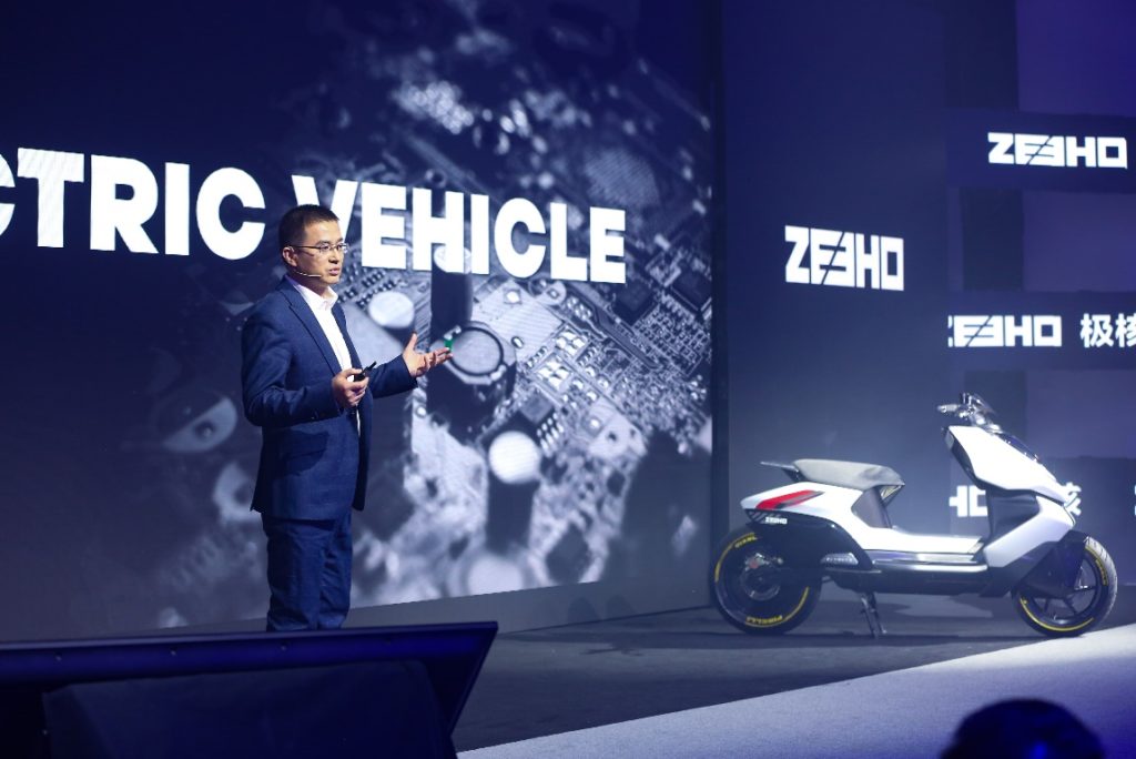 Le Zeeho Cyber sur une scène lors de sa première présentation