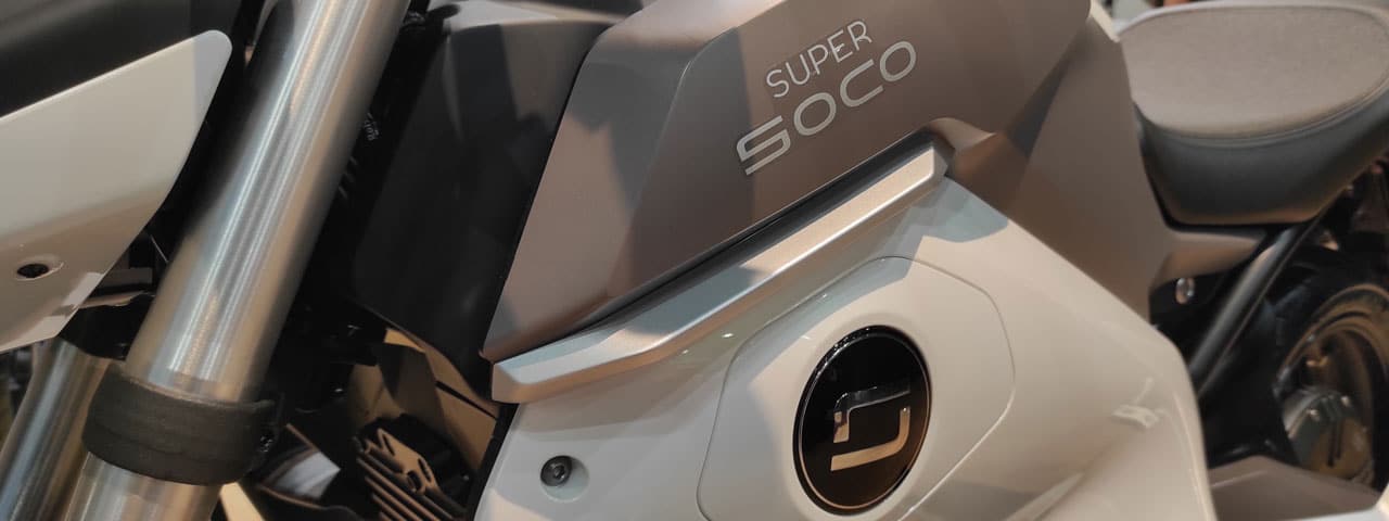 Le côté gauche de la Super Soco TS Street Hunter blanche lors de l'EICMA de Milan 2021