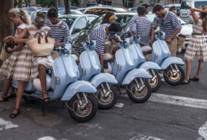 Jeunes gens dans les rues de Rome avec leurs vieilles Vespa des années 60