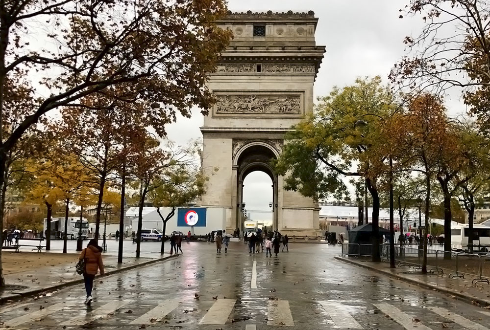 Arc de Triomphe par une journée pluvieuse