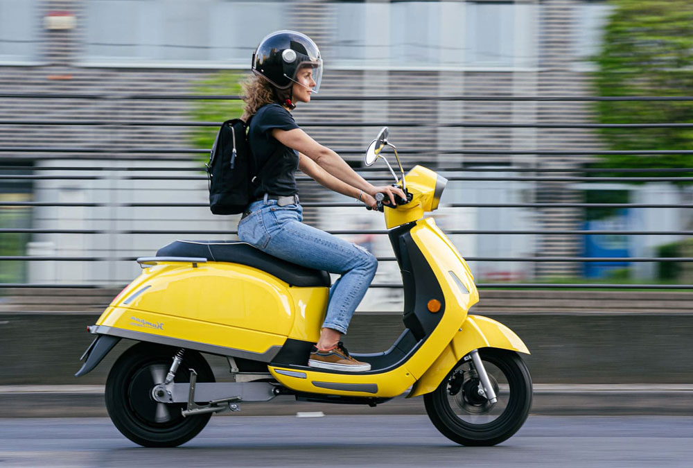 kumpan 54 jaune roulant dans les rues de Berlin