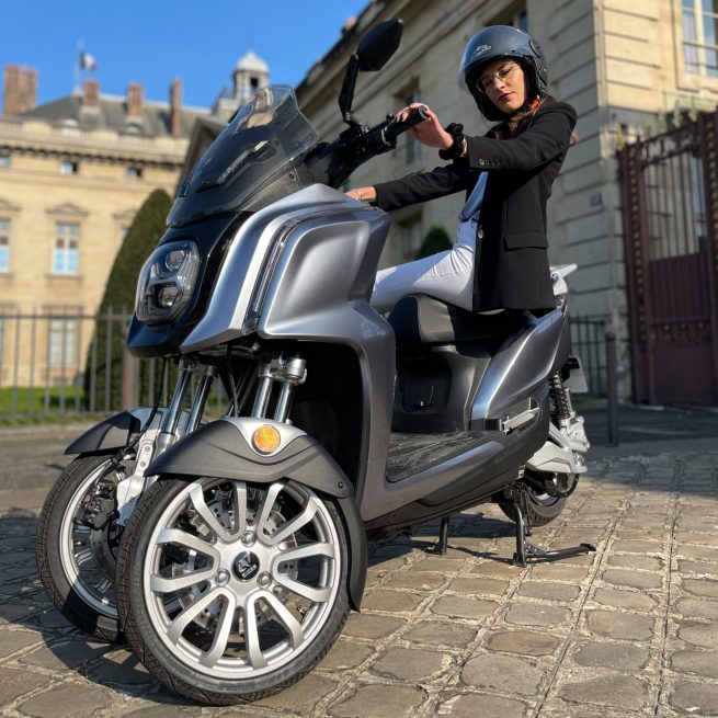 rider 3rs+ dans les rues de paris avec sa pilote