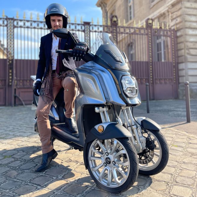 rider 3rs+ dans les rues de paris avec son pilote