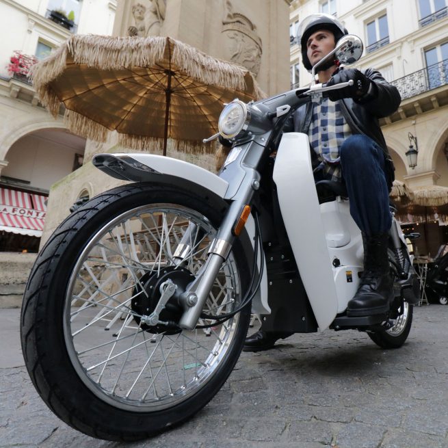 Homme en train de rouler sur le Motron Cubertino