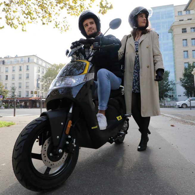 Couple de parisien avec un Motron Whizz