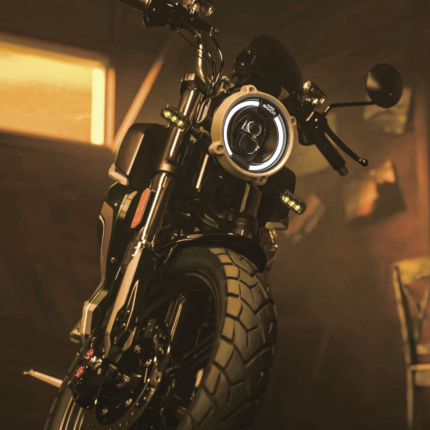 Motocicleta iluminada e de muleta em uma garagem