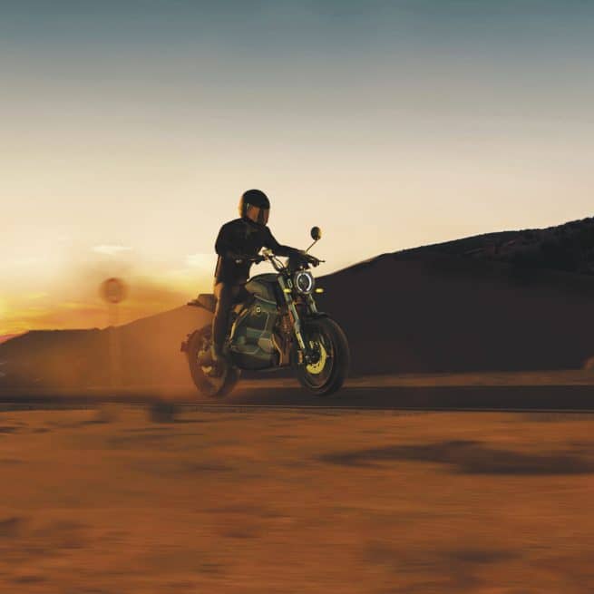 moto électrique dans le desert à la nuit tombée