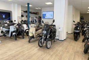 vue intérieur magasin scooter électrique paris