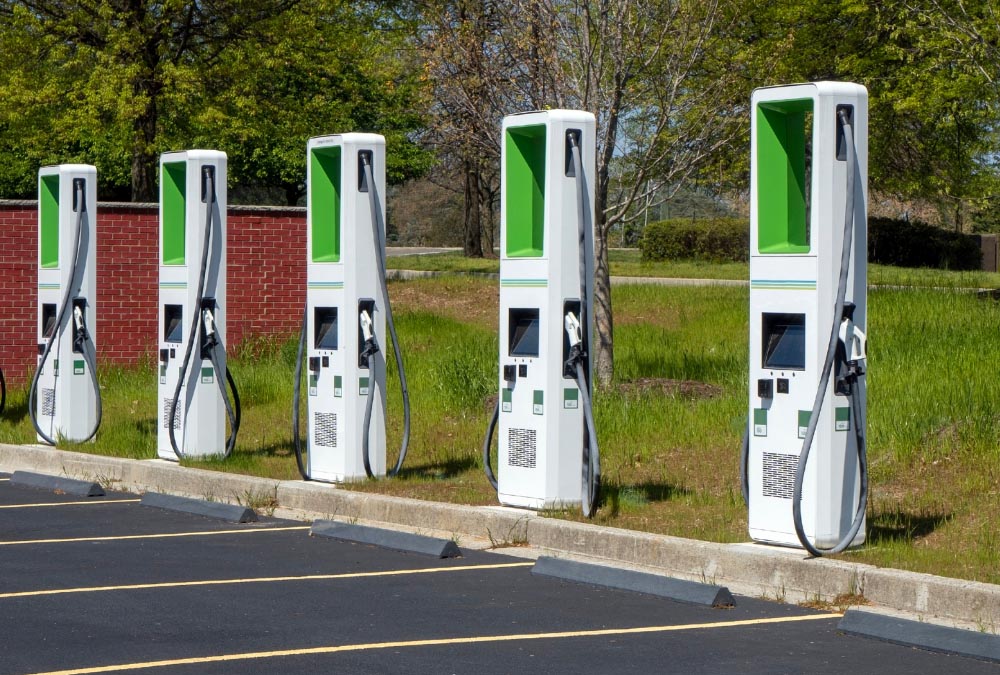 borne de recharge pour scooter moto voiture vélo électrique verte et blanche