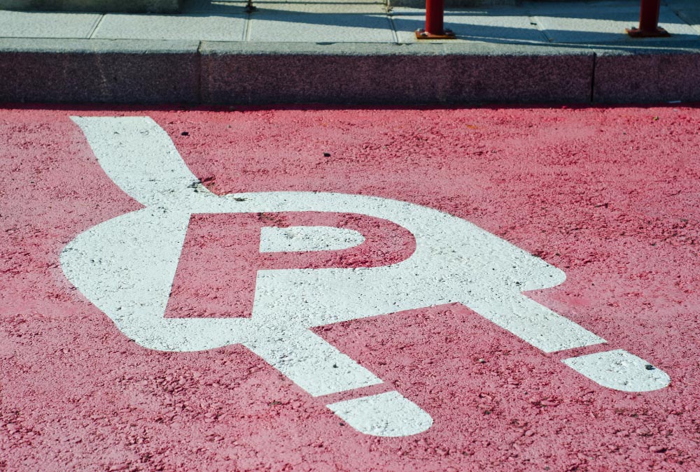 place de parking rouge devant borne de recharge pour scooter électrique