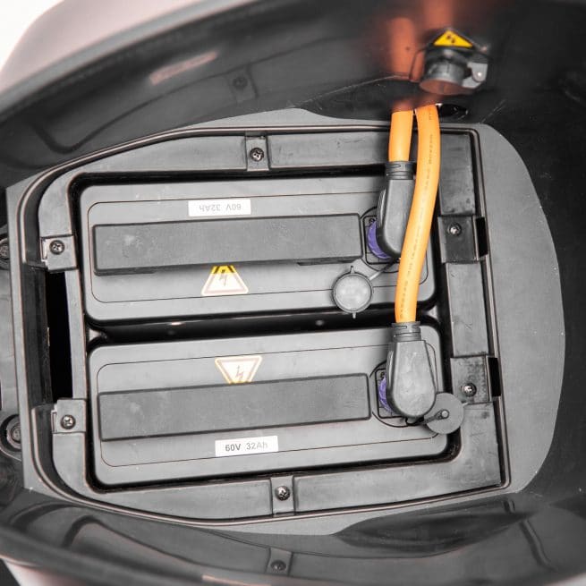 batteries du LVNENG S6 installées dans le coffre sous la selle