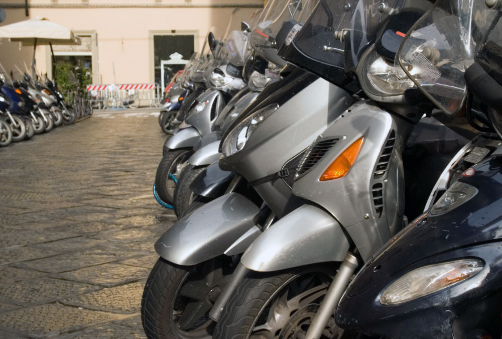 Une trentaine de scooter et moto sur un parking gratuit dans Paris