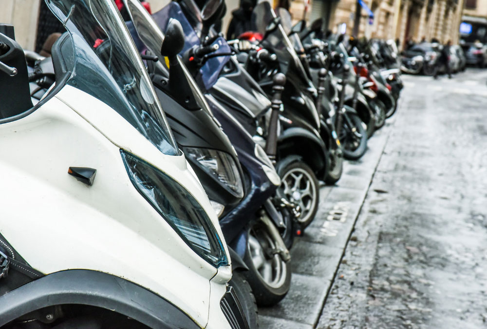 rangée de scooters garés sur un parking dans paris