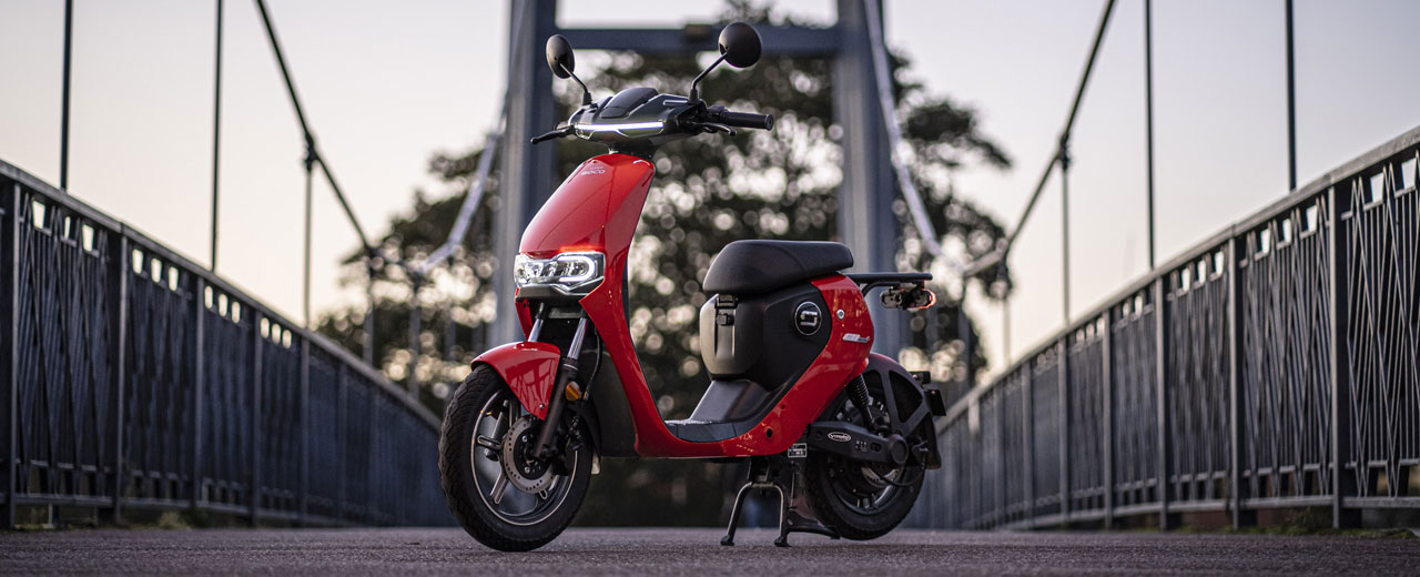 Vue avant du Super Soco CU Mini Rouge, sur un pont