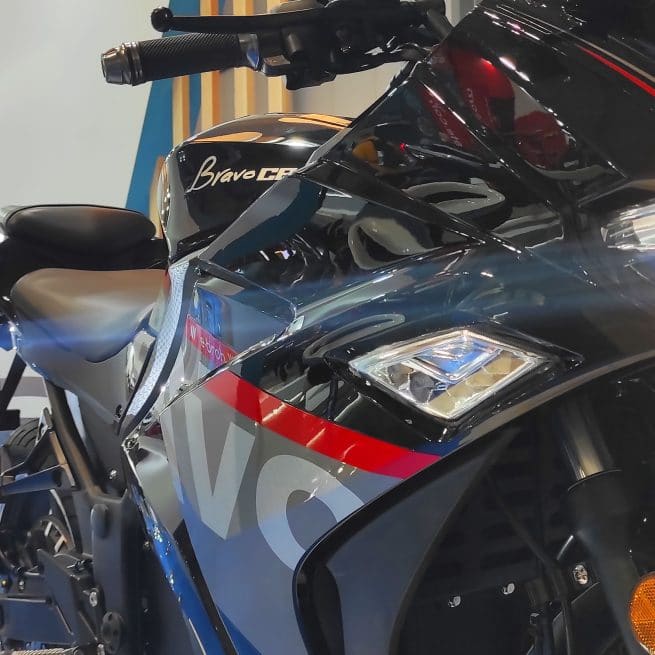 ebroh bravo cr rouge en gros plan lors de l'EICMA 2021