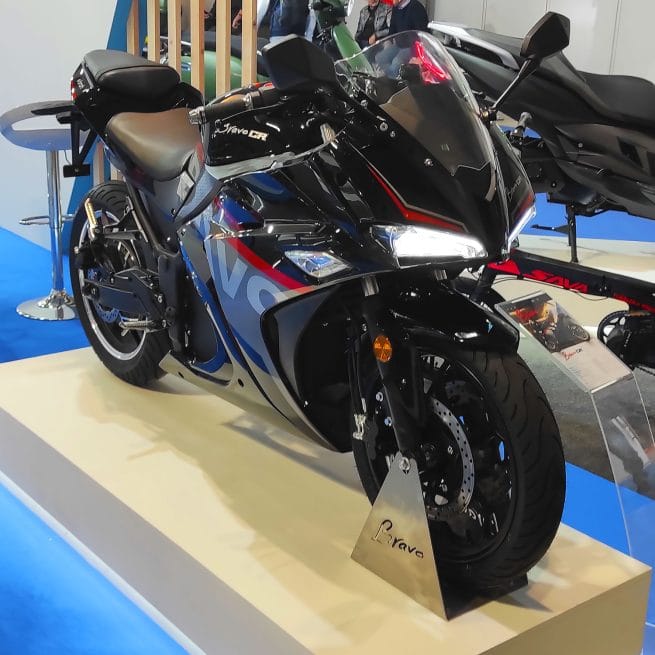 ebroh bravo cr rouge lors de l'EICMA 2021