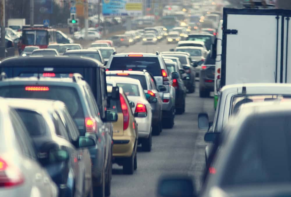 interfile sur le périphérique parisien au milieu d'un embouteillage