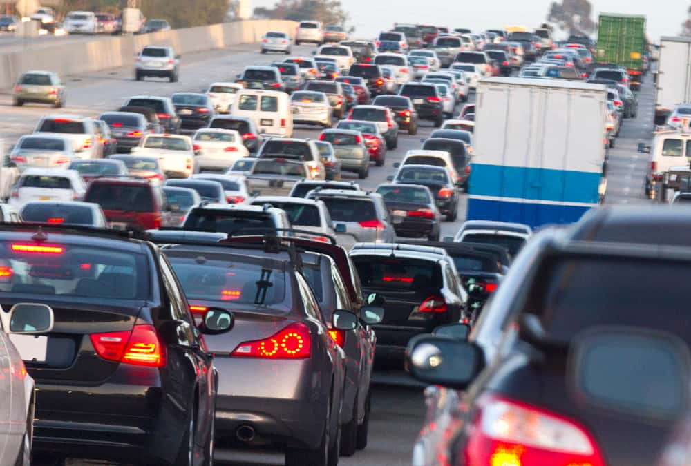 bouchons en périphérie d'une grande ville