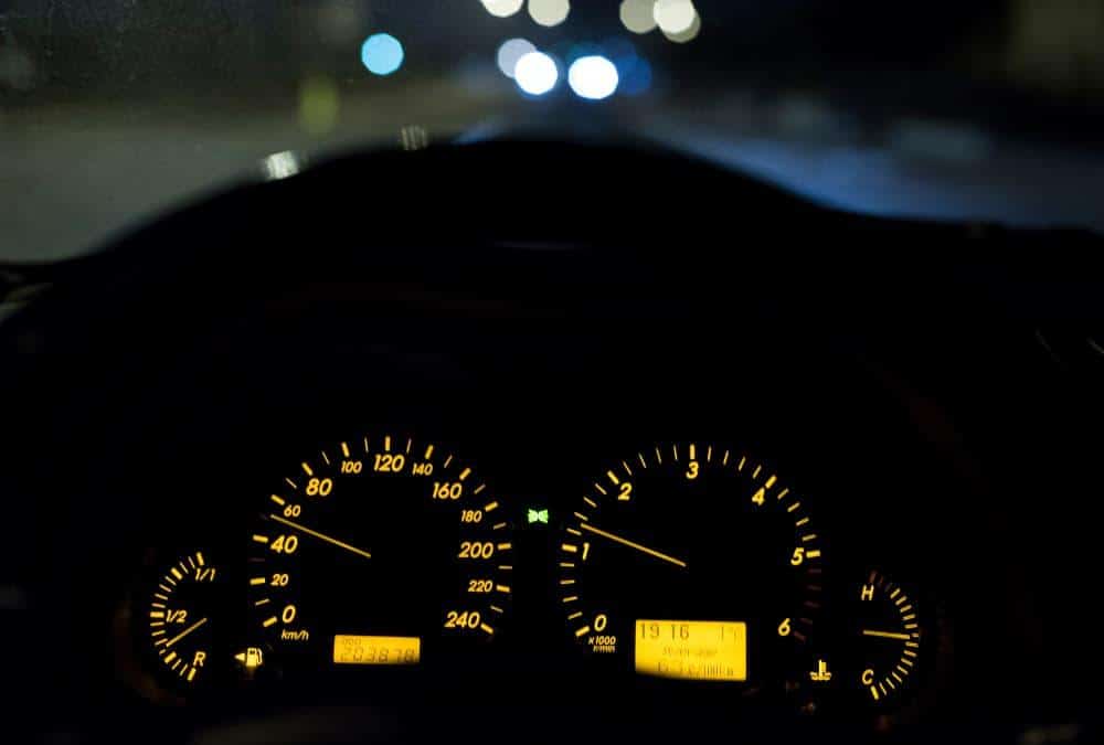 compteur de voiture la nuit 50 km/h