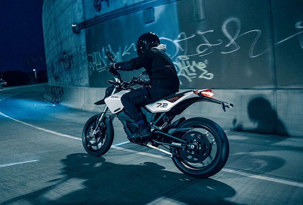 Zero FXE dans un virage, la nuit, sur voie rapide