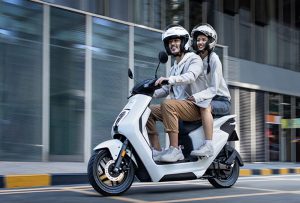 honda u-go blanc avec deux passagers