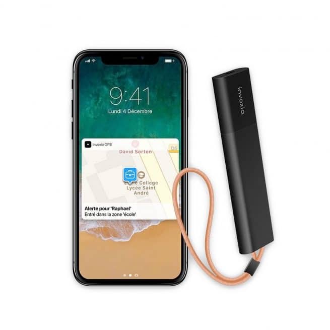 invoxia connecté à un iphone sur fond blanc