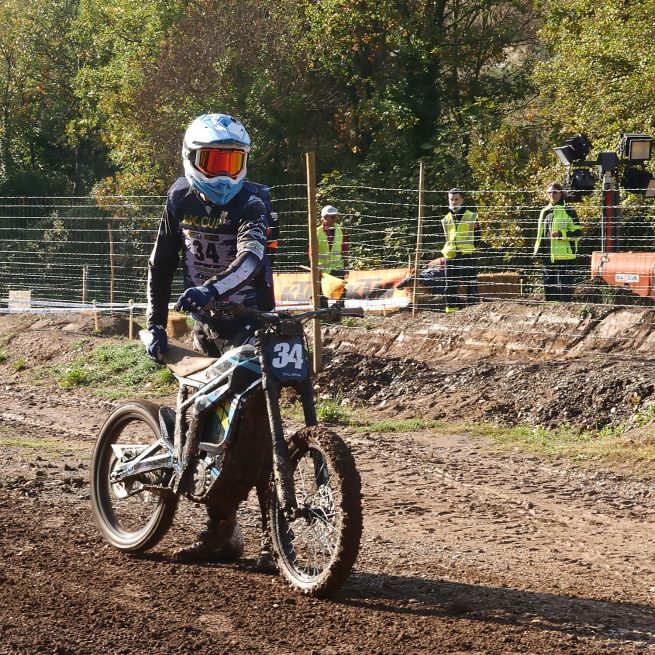 talaria sting sur un terrain de motocross