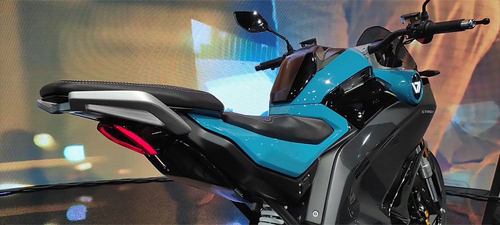 Vue arrière droite de la Vmoto Stash derrière un écran LED à l'EICMA 2021