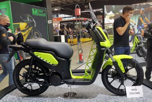 Le Fantic E-Scooter, côté droit, à l'EICMA 2021.