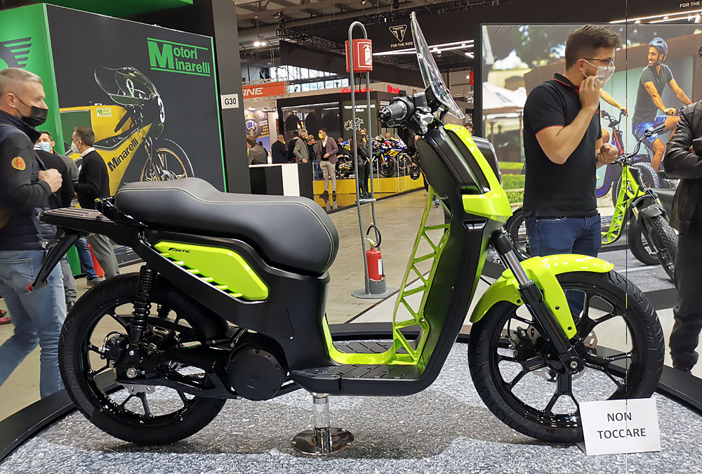 Le Fantic E-Scooter, côté droit, à l'EICMA 2021.