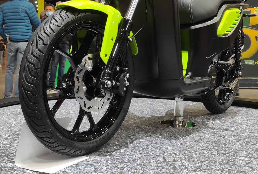 La roue avant du Fantic E-Scooter, à l'EICMA 2021.
