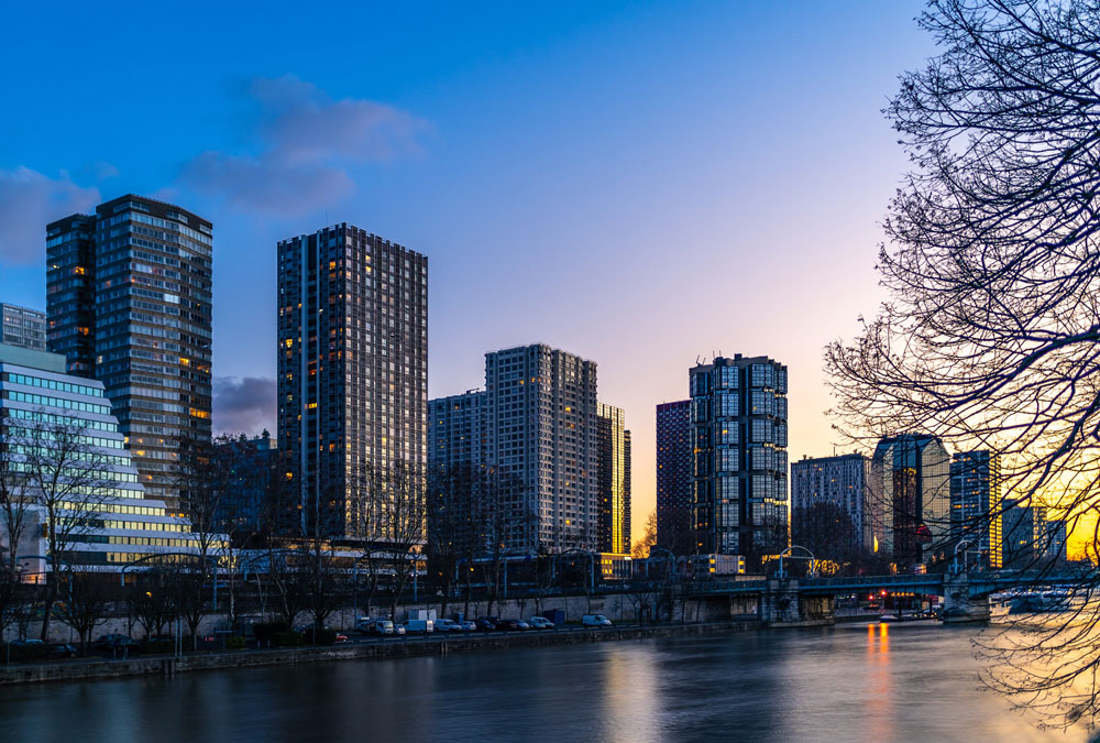 Immeubles près de la Seine, à la nuit tombante