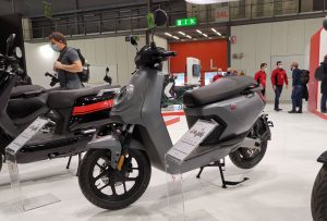 Test du Piaggio Zip 50 face à l'électrique • GO2ROUES